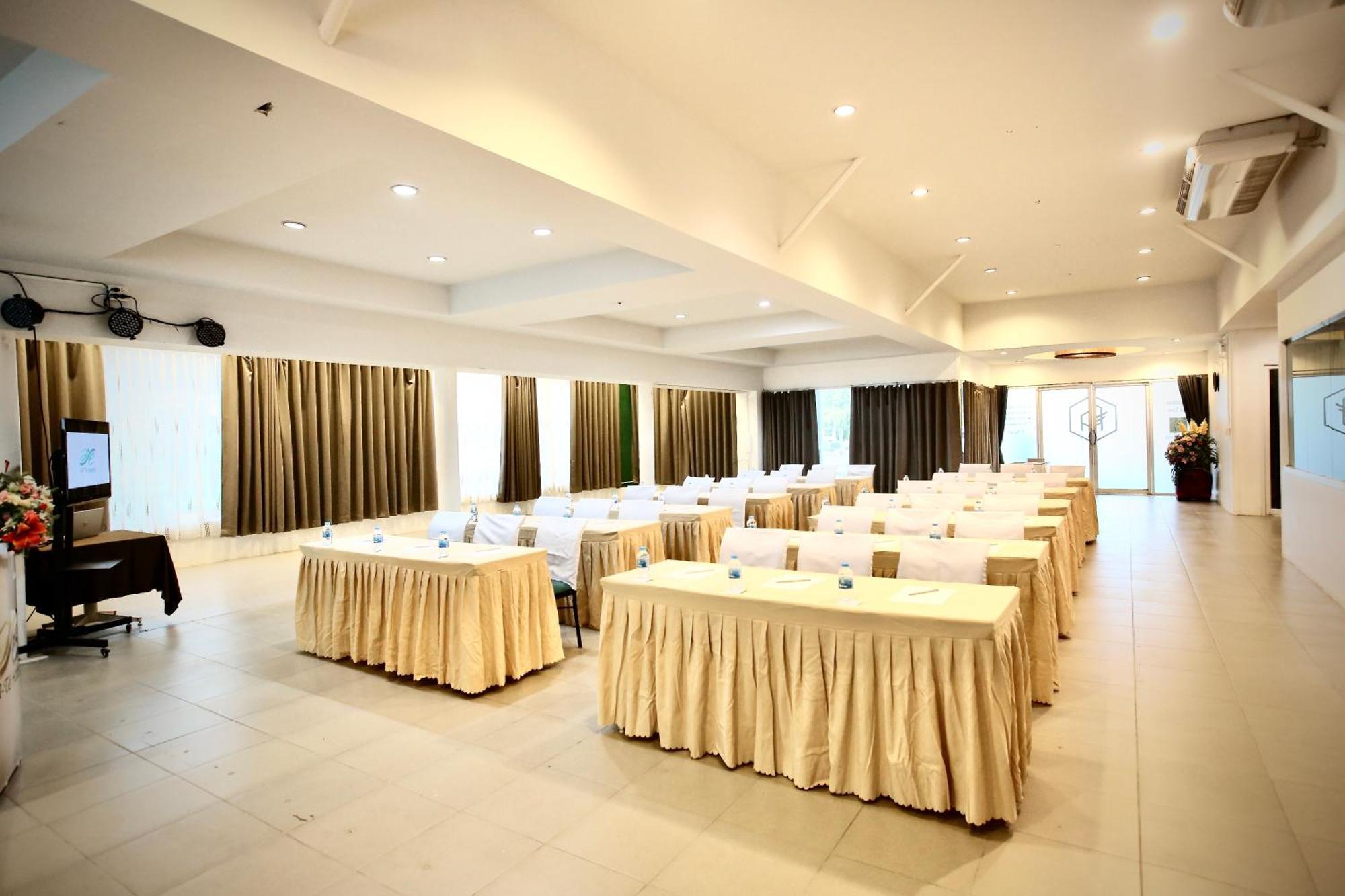 A-Te Chumphon Hotel - Sha Plus Екстериор снимка